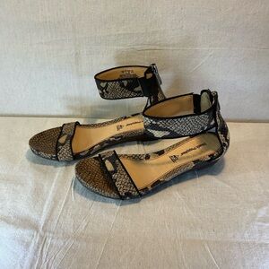 SNAKESKIN - Hush puppies women 7 , flex sole sandals Excellent condition